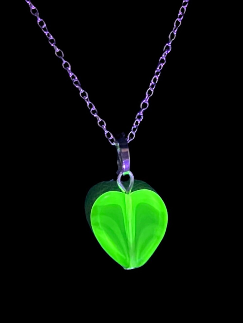 Handmade Uranium Glass Green Heart Pendant Necklace UV Reactive Silver - Picture 3 of 8